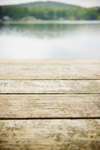 USA, New York, Putnam Valley, Roaring Brook Lake, Close up of wooden pier at lake. Photo : Jamie
