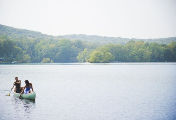 USA, New York, Putnam Valley, Roaring Brook Lake, Couple in boat on lake. Photo : Jamie Grill