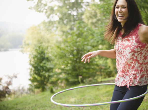 Roaring Brook Lake, Woman plying with hoopla hoop. Photo : Jamie Grill