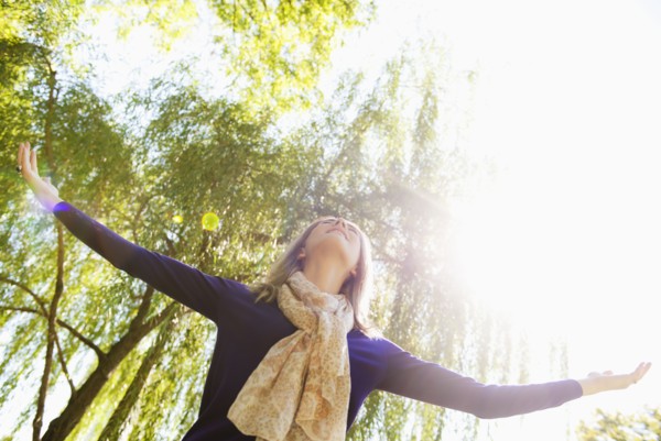 USA, New York, New York City, Manhattan, Central Park, Young woman practicing yoga. Photo : Daniel