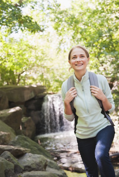 USA, New York, New York City, Manhattan, Central Park, Young woman hiking. Photo : Daniel Grill