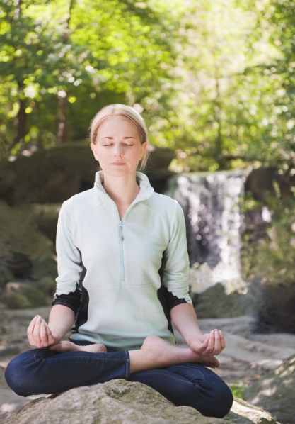 USA, New York, New York City, Manhattan, Central Park, Young woman practicing yoga. Photo : Daniel
