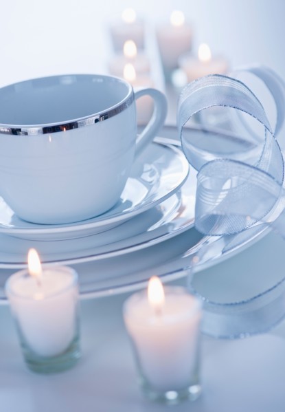 White place setting. Photo : Daniel Grill