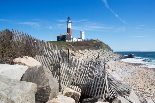 USA, New York, Long Island, Montaurk, Coastline with lighthouse. Photo: fotog