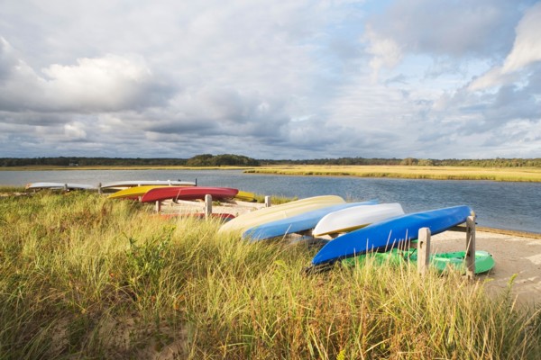 USA, New York, Long Island, East Hampton, Boats lying upside down on jetty . Photo : fotog
