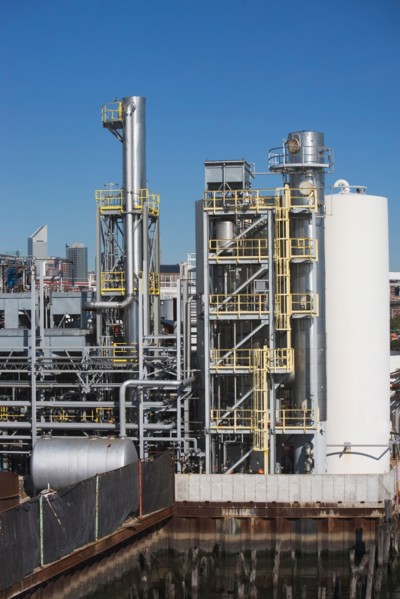 USA, New York State, New York City, Oil processing plant. Photo : fotog
