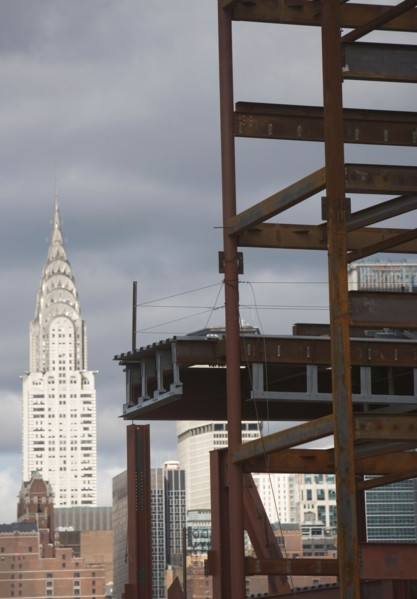 USA, New York State, New York City, Construction site and Chrysler building in background. Photo :