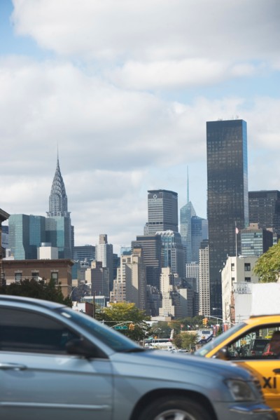 USA, New York City, Busy street with Manhattan skyline in background. Photo: fotog
