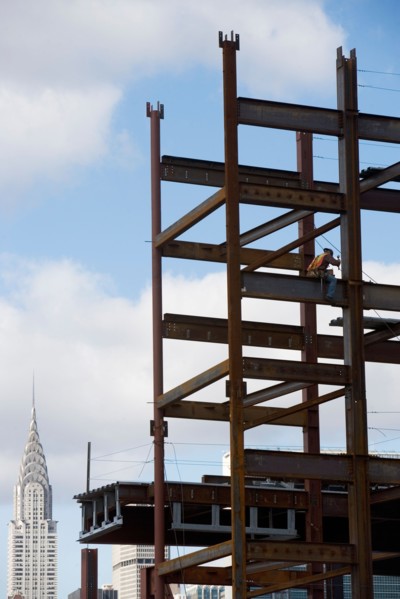 USA, New York City, Construction worker sitting on unfinished structure. Photo : fotog