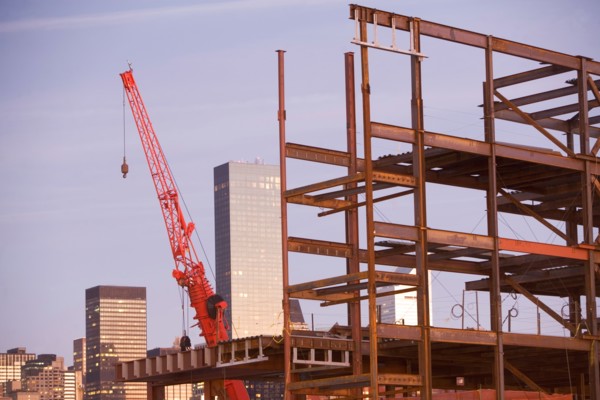 USA, New York City, Crane with unfinished structure and Manhattan skyline in background. Photo :