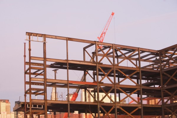 USA, New York City, Crane with unfinished built structure. Photo : fotog