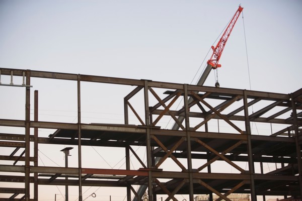 USA, New York City, Crane with unfinished built structure. Photo : fotog
