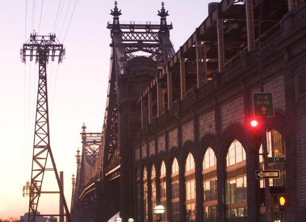 USA, New York City, Manhattan, Queensboro Bridge and Roosevelt Island Tram. Photo: fotog