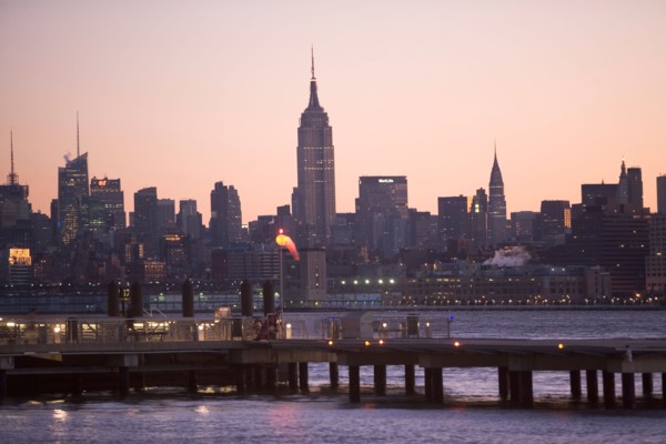 USA, New York City, Hudson River and Manhattan skyline. Photo: fotog