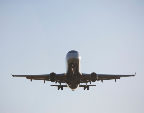 Commercial aeroplane taking off from runway. Photo : fotog