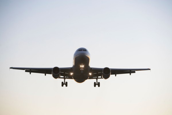 Commercial aeroplane taking off from runway. Photo : fotog