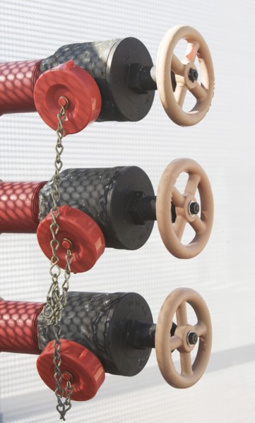 Three valves in a row. Photo : fotog