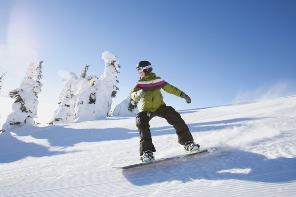 USA, Montana, Whitefish, Snowboarder on slope. Photo : Noah Clayton