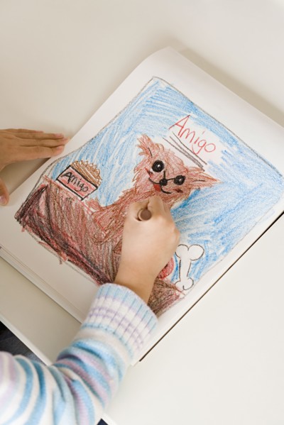 Girl (6-7) drawing dog, high angle view. Photo : Rob Lewine