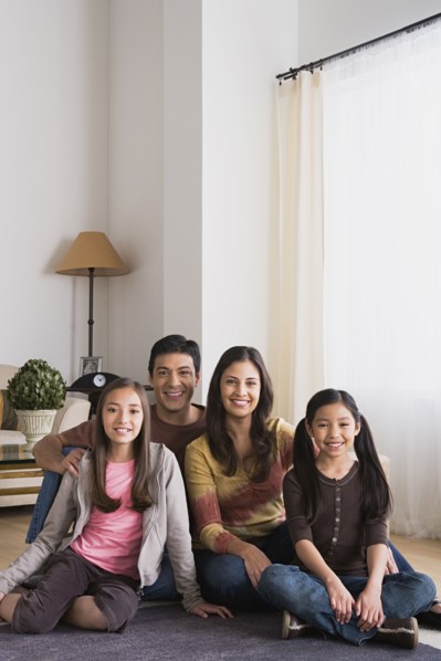 Portrait of family with two daughters (8-9, 10-11). Photo : Rob Lewine