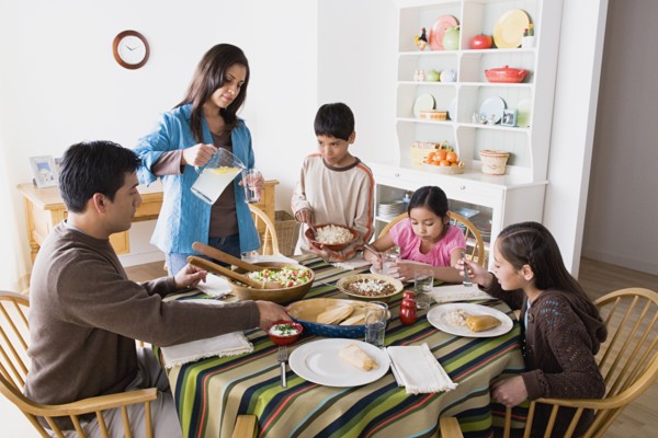 Family with three children (8-9, 10-11) dining together. Photo : Rob Lewine