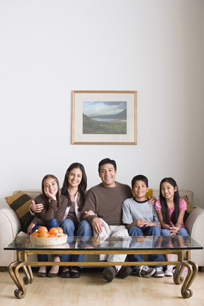 Portrait of family with three children (8-9, 10-11). Photo : Rob Lewine