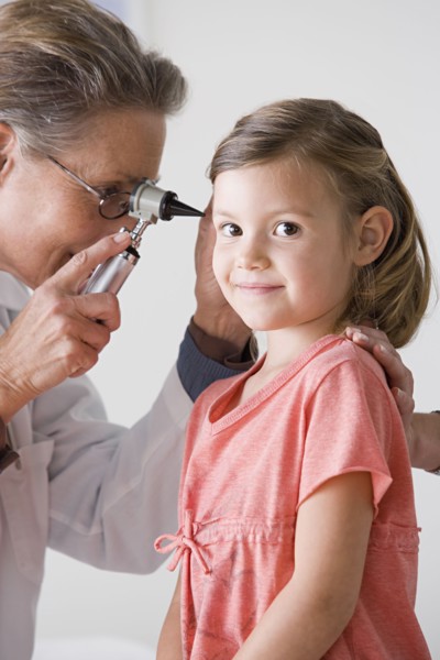 Female doctor examining girl (4-5). Photo : Rob Lewine