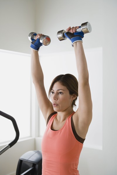 Woman lifting dumbbells. Photo : Rob Lewine