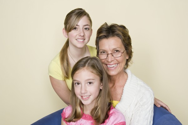 Portrait of grandmother and grand daughters (8-9, 14-15). Photo : Rob Lewine