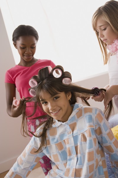 Three girls (10-11) having fun at slumber party. Photo : Rob Lewine
