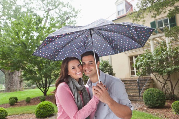 USA, New Jersey, Portrait of couple holding umbrella. Photo : Tetra Images