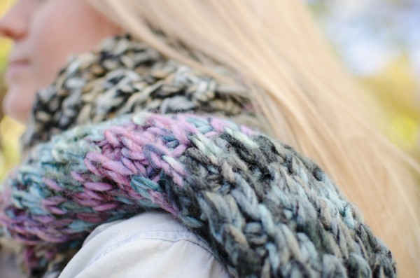 Woman wearing knit scarf. Photo : Jamie Grill