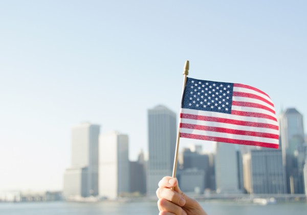 USA, New York State, New York City, Manhattan, Hand holding American flag. Photo : Jamie Grill