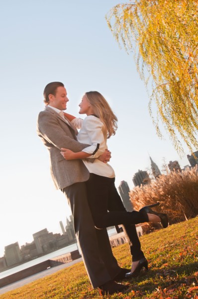 USA, New York, Long Island City, Young couple embracing in park. Photo : Daniel Grill
