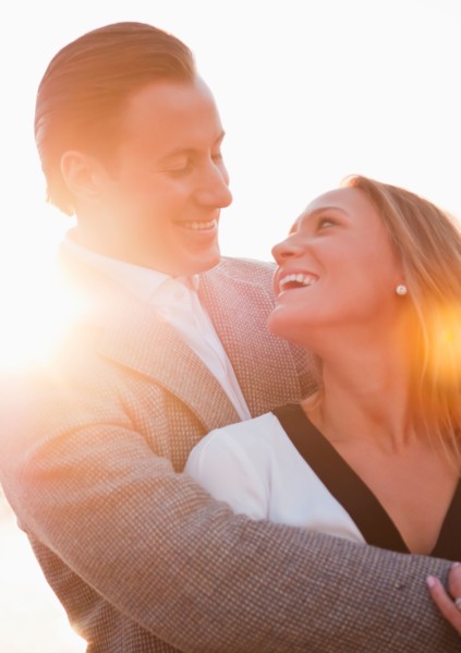 Young couple flirting outdoors. Photo : Daniel Grill