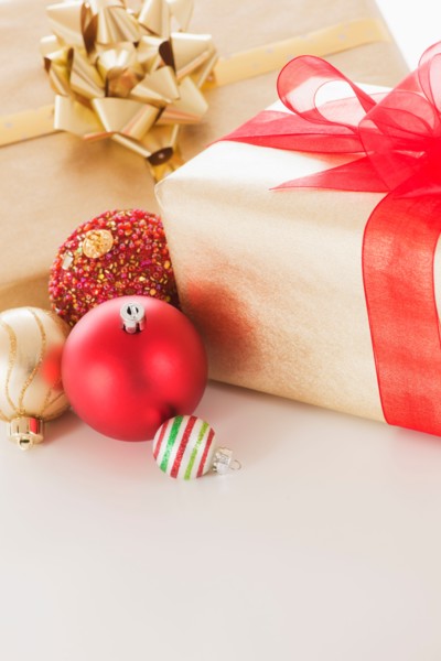Studio shot of Christmas ornaments and presents. Photo : Daniel Grill