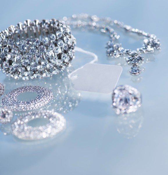 Studio shot of jewelry. Photo : Daniel Grill
