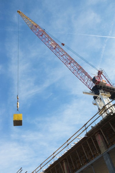 Crane hook carrying block. Photo : fotog