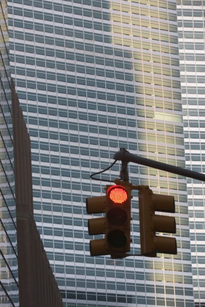 Usa, New York State, New York City, red light in front of skyscraper. Photo : fotog