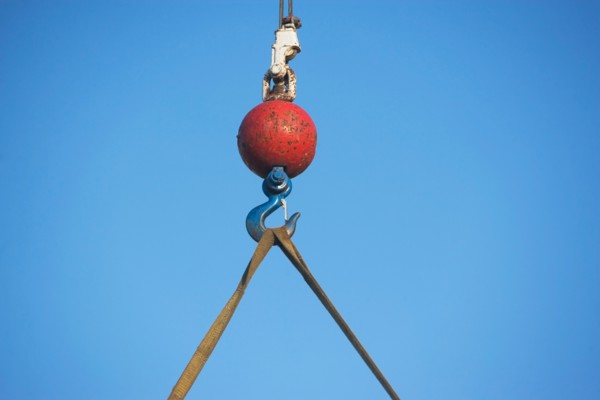 Mid-air view at crane's hook. Photo : fotog