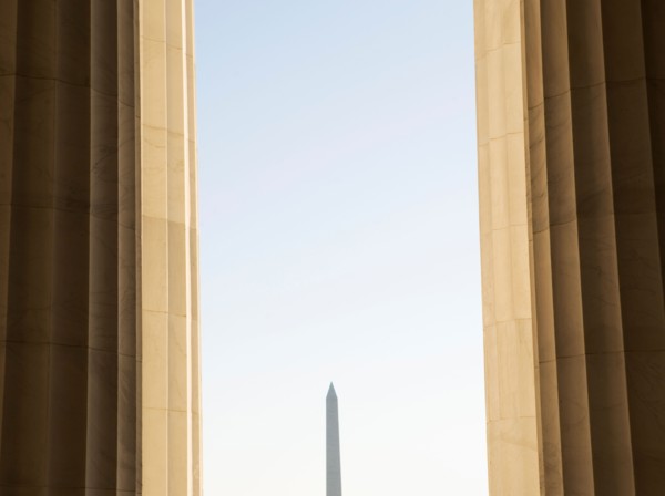 USA, Washington DC, Washington Monument between columns. Photo : fotog