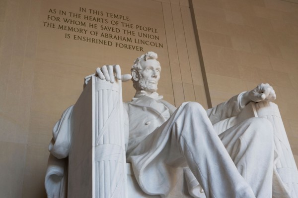 USA, Washington DC, low angle view of Lincoln memorial. Photo : fotog