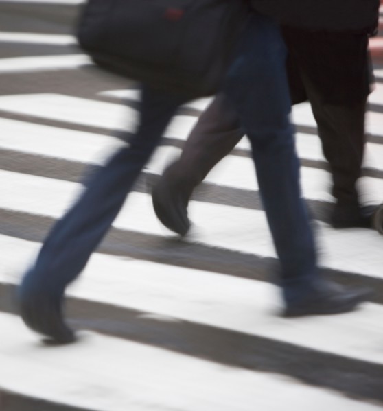 USA, New York state, New York city, low section of men crossing zebra crossing . Photo : fotog