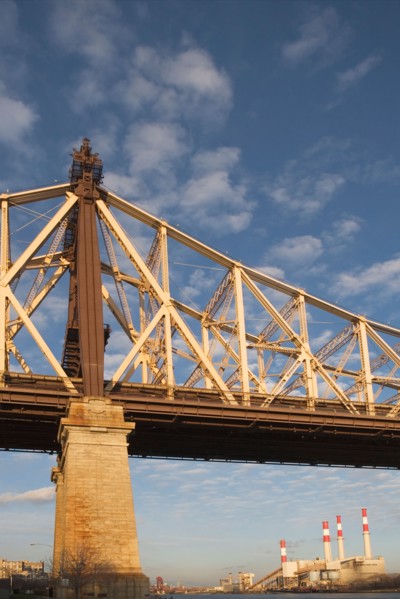 USA, New York State, New York City, Queensboro Bridge with factory in distance. Photo : fotog
