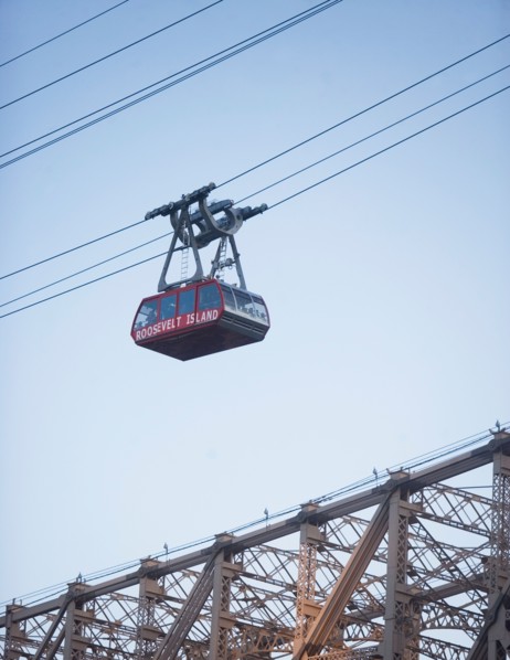 USA, New York, New York City, Manhattan, Queensboro Bridge, Overhead cable car. Photo : fotog