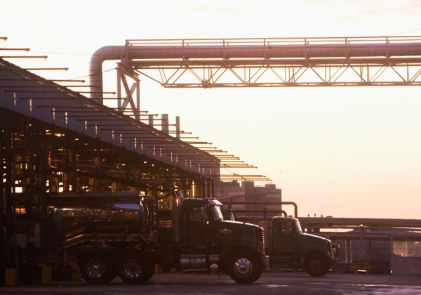 USA, New York, New York City, Trucks loading in oil plant. Photo : fotog