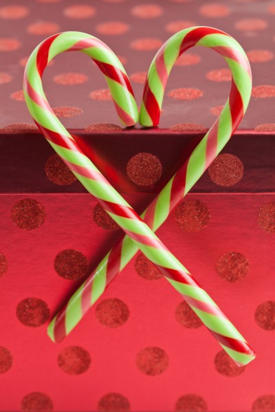 Peppermint candy canes in heart shape, studio shot. Photo : Sarah M. Golonka
