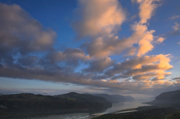 USA, Oregon, High angle view of Columbia River Gorge. Photo : Gary Weathers