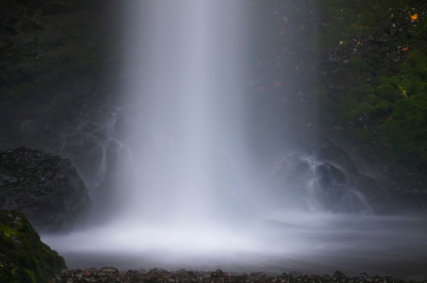 USA, Oregon, Marion County, Waterfall mist. Photo : Gary Weathers