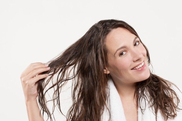 Portrait of woman with long wet hair, studio shot. Photo : Jan Scherders